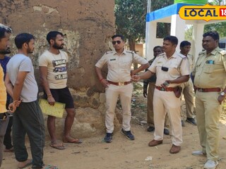 গ্রামের মানুষদের সচেতন করছেন 