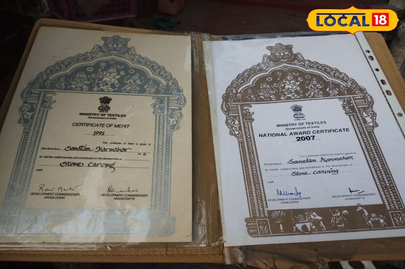 ২০০৭ সালে রাষ্ট্রপতি পুরস্কার পান সনাতন কর্মকার।