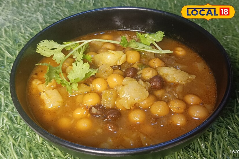 তেজপাতা শুকনো লঙ্কা এবং গোটা জিরে দিয়ে ফোড়ন। এর পর পেঁয়াজ লাল করে ভেজে টমেটো দিন। এবার আদা রসুন এবং শুকনো বা বাটা মশলা অল্প জল দিয়ে ভেজে নিন। মশলা থেকে তেল ছাড়তে শুরু করলে মাংস দিন। কিছুক্ষণ পর দু রকম কড়াই এবং ভাজা আলু ঢেলে দিন।