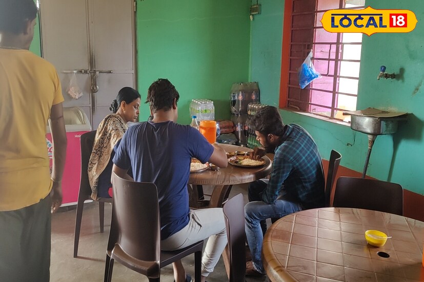 তবে এই কাটোয়া বর্ধমান রাস্তায় যারা যাতায়াত করেন তাঁদের খাবার খাওয়ায় জন্য কোনও না কোনও জায়গায় একবার হলেও দাঁড়াতে হয়। এই প্রতিবেদনে সেরকমই কাটোয়া-বর্ধমান রাস্তায় খাবার খাওয়ার একটি আদর্শ জায়গার সন্ধান দেওয়া হবে। 