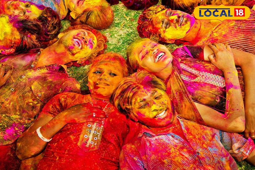 হোলি খেলার সময় জল খাওয়া খুবই গুরুত্বপূর্ণ৷ পর্যাপ্ত পরিমাণ জল খেলে তাতে ত্বকের আর্দ্রতা বজায় থাকে। ত্বকও শুষ্ক হয়ে যায় না। শুষ্ক ত্বকে রং খারাপ প্রভাব ফেলতে পারে। তাই জল খেতে থাকুন।