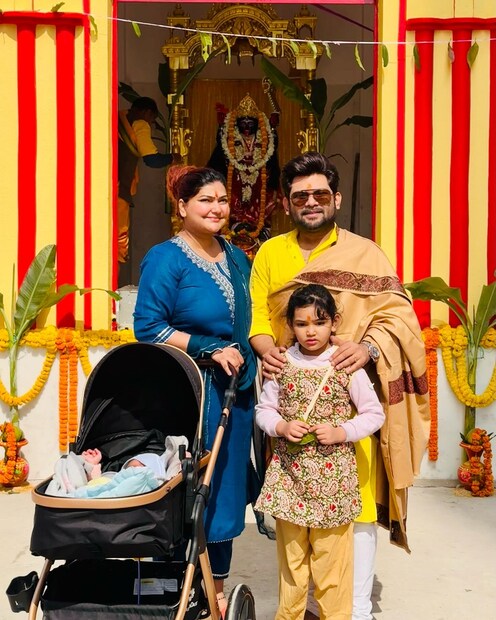 গায়ক-সুরকার অনীক ধরের ছেলের অন্নপ্রাশন অনুষ্ঠান৷ কলকাতার একটি নামি অনুষ্ঠান ভেন্যুতে ছিল বিশাল ব্যবস্থাপনা৷ মিউজিক ইন্ডাস্ট্রির প্রায় সকলেই উপস্থিত ছিলেন সেখানে৷ 
