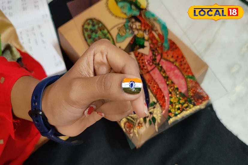 স্নাতকোত্তরের এই ছাত্রী হাতের নখের ওপর এশিয়া মহাদেশের ৪৫ টি দেশের পতাকার ছবি এঁকেছে। আর তার এই কাজের জেরেই সবার নজর কেড়েছে শ্রেয়া।