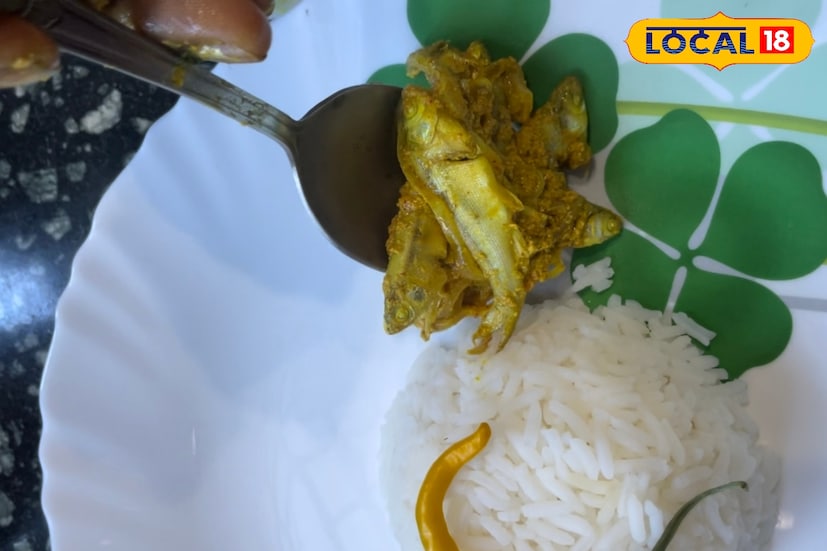 বাড়িতে সকলে মিলে গরম ভাতে এক তরকারিতে খান গরম গরম টেস্টি মোরালা পাতুরি।