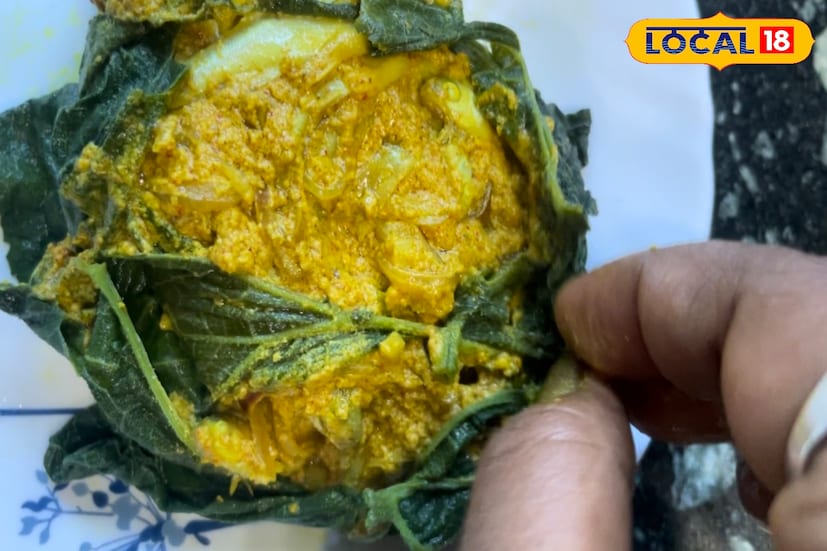 এবার গ্যাস বন্ধ করে দিতে হবে সুতো খুলে ধনেপাতা কুচি ছড়িয়ে গরম গরম পরিবেশন করুন কুমড়ো পাতায় মোরালা পাতুরি।