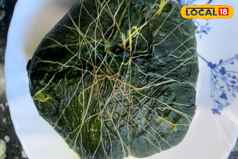 উষ্ণ গরম জল দিয়ে ঢাকা দিতে হবে। কিছুক্ষণ পর কড়াইয়ের ঢাকনা খুলে আবার একবার নেড়ে নিতে হবে। তারপর ঢাকা দিয়ে আরো এভাবে পাঁচ মিনিট সময় রাখতে হবে।