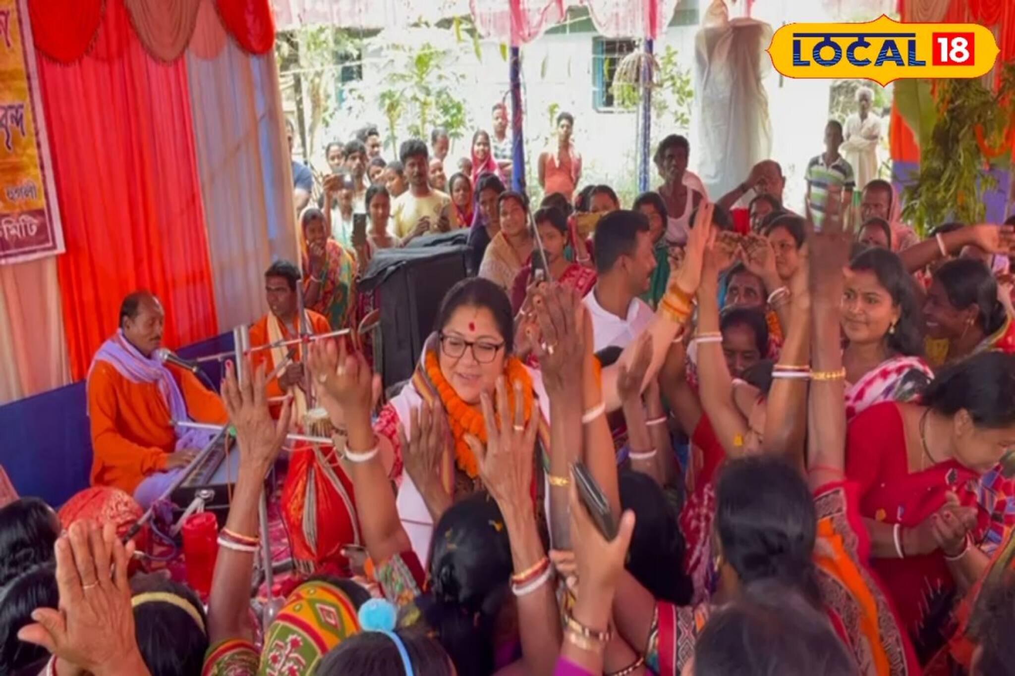 জনসংযোগে হরিনামকীর্তনে মেতে উঠলেন বিজেপির তারকা প্রার্থী লকেট চট্টোপাধ্যায়