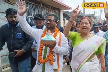 হাতে লক্ষীর ভাড়, দরজায় দরজায় ঘুরছেন তৃণমূল প্রার্থী 