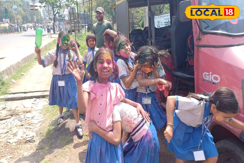 আসানসোলের একটি স্কুলের ছোট ছোট পড়ুয়াদের রং খেলায় মেতে উঠতে দেখা গিয়েছে। স্কুল ছুটির পর তারা মেতে উঠেছিল রঙিন আনন্দে।