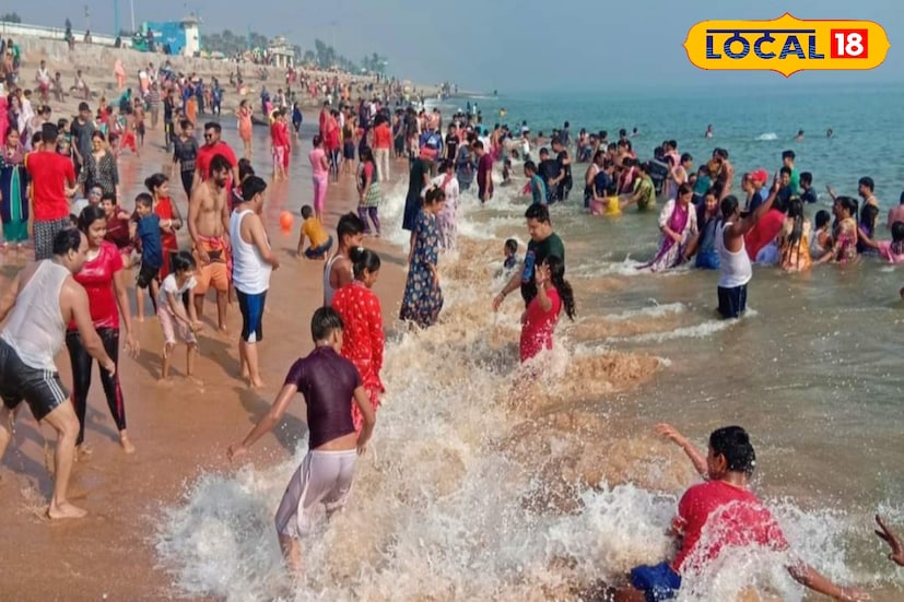 ফলে এবার শনি থেকে সোমবার টানা তিন দিন ছুটি। ছুটি পেলেই ভ্রমণ প্রিয় বাঙালির কাছে পিঠে ঘুরতে যেতে পিছুপা হয় না। 