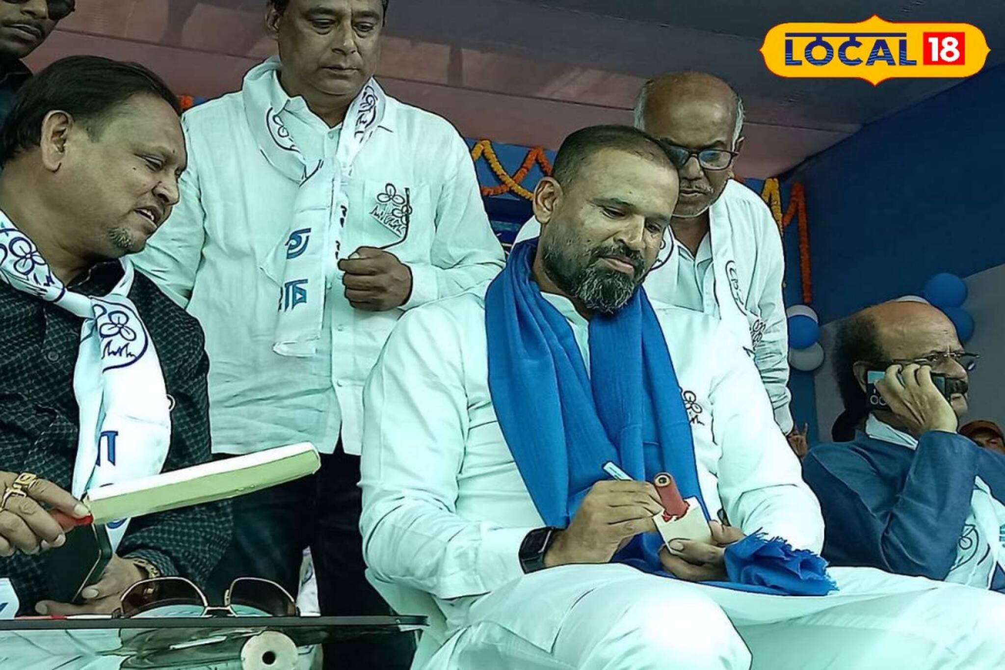 'মাঠে' নেমে পড়লেন তৃণমূল প্রার্থী ইউসুফ পাঠান! অটোগ্রাফ দিয়ে মন জয় ভোটারদের