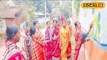 ইলামবাজাররের ঊষারডিহিতে দেওয়াল লিখনে তৃণমূল মহিলা সদস্যরা।