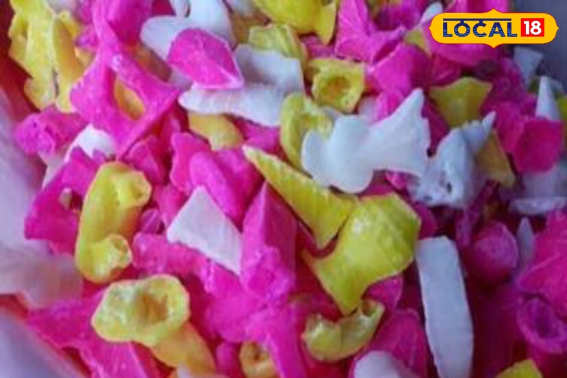 কী এই মঠ, দোলের বেশ কয়েকদিন আগে থেকে বিভিন্ন বাতাসে কারখানায় গাঢ় চিনির রস ছাঁচে ফেলে কারিগরেরা তৈরি করেন এই রকমারি মন্দিরের চুড়ার আকারে এই মিষ্টি
