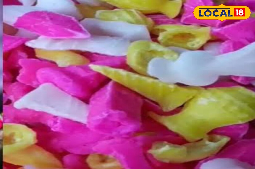 আর এই দোল পূর্ণিমায় বিভিন্ন মেলাতে ঘুরতে গেলে আপনার চোখে পড়বে গোলাপি হলুদ সাদা নানা রঙের মঠের পসরা দিয়ে দোকান সাজানো।
