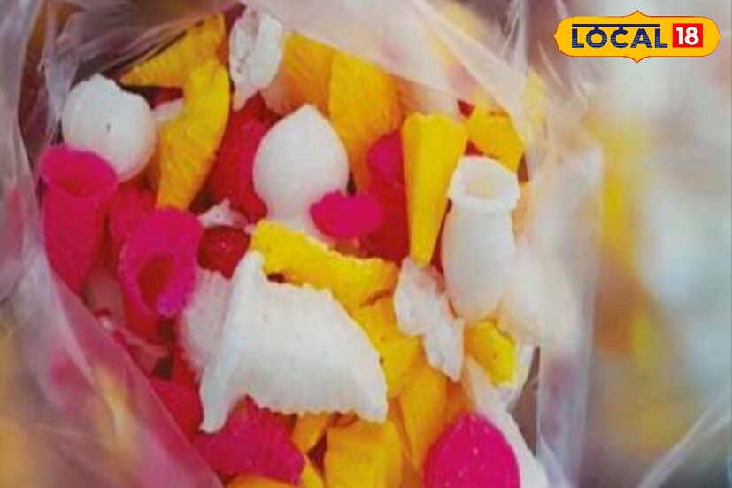 দোলের দিনের পুজোর এগুলো আবশ্যিক কারণ পারিবারিক রীতি মেনে এখনো দেবতার পাতে জায়গা করে নেয় এগুলি, গোলাপি হলুদ সাদা মূলত এই তিন রঙের মেলে মঠ।