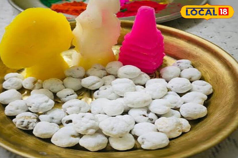 দোলযাত্রার দিনে রাধা কৃষ্ণের মঠ এবং ফুট করাই দিয়ে পুজো করার রীতি বহু দিন ধরে আজও রীতি মেনে আজও চলে আসছে। 