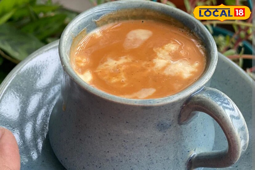 প্রথমে দুধের সঙ্গে ভালভাবে মিশিয়ে নিন। তারপর উনুনে বসিয়ে জ্বাল দিলে দুধ ফুটে উঠলে এলাচ ও চা পাতা দিয়ে ফুটিয়ে নিন। এরপর পছন্দ মতো রঙ ধরা পর্যন্ত অপেক্ষা করুন, চা যত কড়া খেতে চান তত বেশি সময় জ্বাল দেবেন।