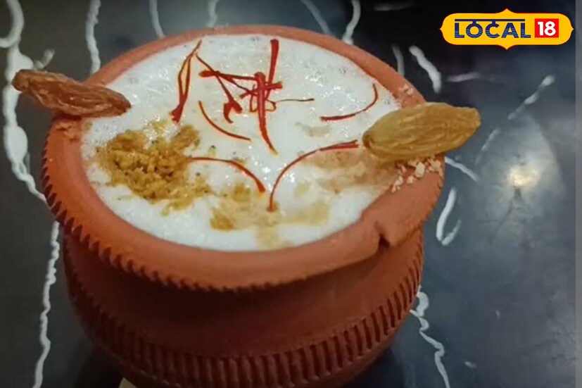 অনেকেই ভাবেন চা ঢালার পর মালাই ছড়িয়ে দেওয়া উচিত। এটা একেবারে ভুল ধারণা। চা ঢালার আগেই প্রতিটি কাপে অল্প অল্প করে মালাই দিয়ে দিন।