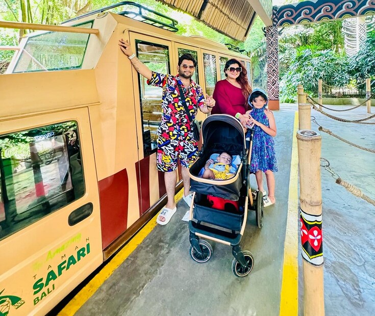 অনীক ধর এবং তাঁর স্ত্রী দেবলীনা খুবই সক্রিয় সোশ্যাল মিডিয়ায়৷ গান-নাচের ভিডিও পোস্ট করেন এই সেবিব্রিটি কাপল৷ 