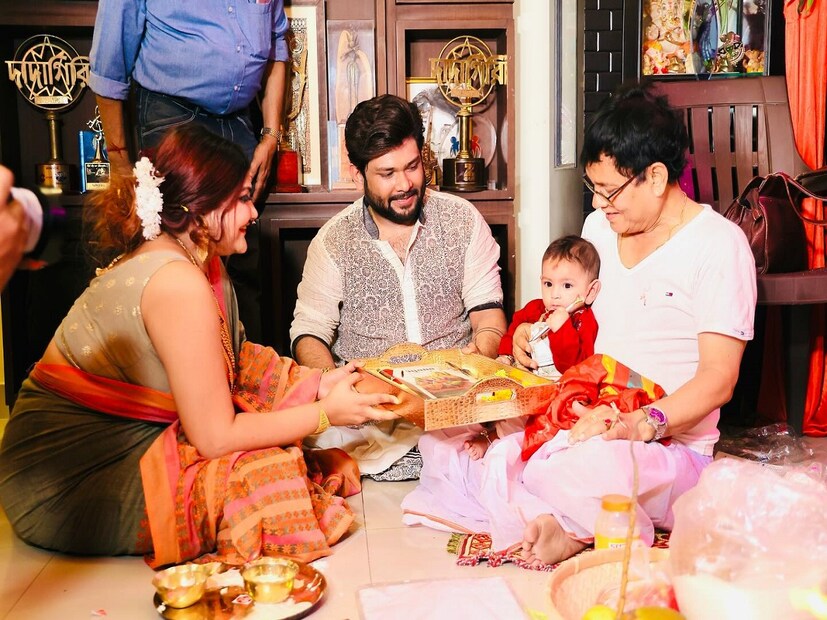 ঘরোয়া অনুষ্ঠান মোটেও সাদামাটা ভাবে হয়নি৷ তবে শুধুমাত্র আত্মীয় ও কাছের মানুষরা হাজির ছিলেন সেই অনুষ্ঠানে৷ 