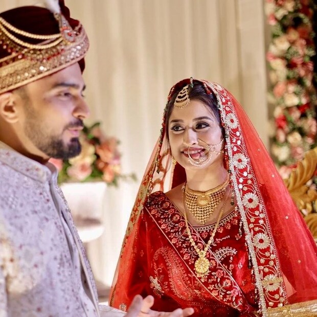 সোমির সঙ্গে বিয়ের প্রতিটি মুহূর্তের ছবি শেয়ার করে তিনি লিখেছেন, ‘অত্যন্ত আনন্দের সঙ্গে জানাচ্ছি, আমরা একটি সহজ ও সুন্দর অনুষ্ঠান করে বিয়ে করেছি।’ 
