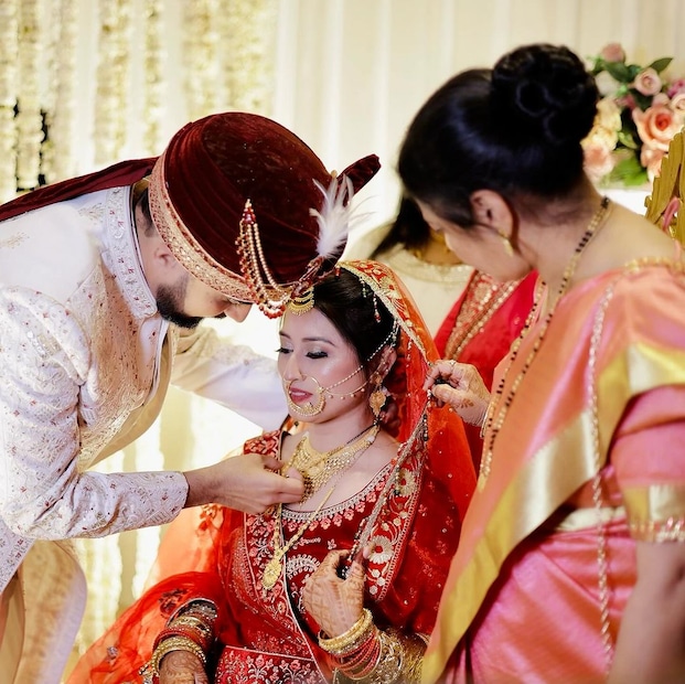 ‘আমাদের পরিবার এবং বন্ধুদের ভালবাসা এবং সমর্থনের জন্য কৃতজ্ঞ। আমরা স্বামী-স্ত্রী হিসেবে নতুন যাত্রা শুরু করতে চাই। একটি সুখী বিবাহিত জীবনের জন্য প্রার্থনায় আমাদের মনে রাখবেন।’