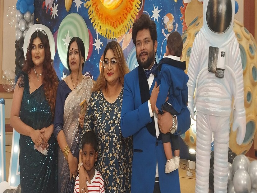 ফেব্রুয়ারিতে ঘরোয়া অন্নপ্রাশনের পর, মার্চ মাসের শুরুতে ছিল ধুমধাম করে অন্নপ্রাশনের পার্টি! বাইপাসের ধারে, এক বিলাশবহুল এলাকায় ছিল সেই অনুষ্ঠান৷ ছেলের নামের সঙ্গে মিলিয়ে ছিল অনুষ্ঠানের থিম৷ ‘আদবান’ শব্দটির মানে সূর্য, তাই থিম ছিল অ্যাস্ট্রোনমী, বা মহাকাশ বিজ্ঞানের সঙ্গে জুড়ে৷ ছবিতে সে বিষয়টি স্পষ্ট৷ 