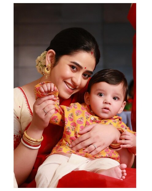 গতবছর, নববর্ষের দিন সুসংবাদ দিয়েছিলেন অভিনেত্রী। ইনস্টাগ্রামে লিখেছিলেন, ‘মহা অভিযান শুরু হতে চলেছে। পয়লা বৈশাখের এই শুভ দিনে আপনাদের জানাতে চাই, আমাদের কোলে সন্তান আসতে চলেছে। প্রার্থনা করবেন।’