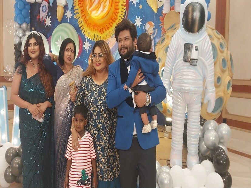 সঙ্গীতশিল্পী জোজো মুখোপাধ্যায় উপস্থিত ছিলেন তাঁর ছেলে আদিকে নিয়ে৷ ছোটদের নিয়ে ছবি তোলেন তিনি৷ অনীক ছিলেন ছেলে কোলে করে৷ 