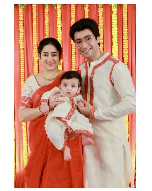 আজ, ছেলের মুখেভাতের দিন সোশ‍্যাল মিডিয়াতে ছবি পোষ্ট করে অভিনেতা গৌরব চক্রবর্তী লেখেন, ‘ আজ মুখে-ভাতের পর, Dheer is here to say a little hello to you! ❤️✨🧿’