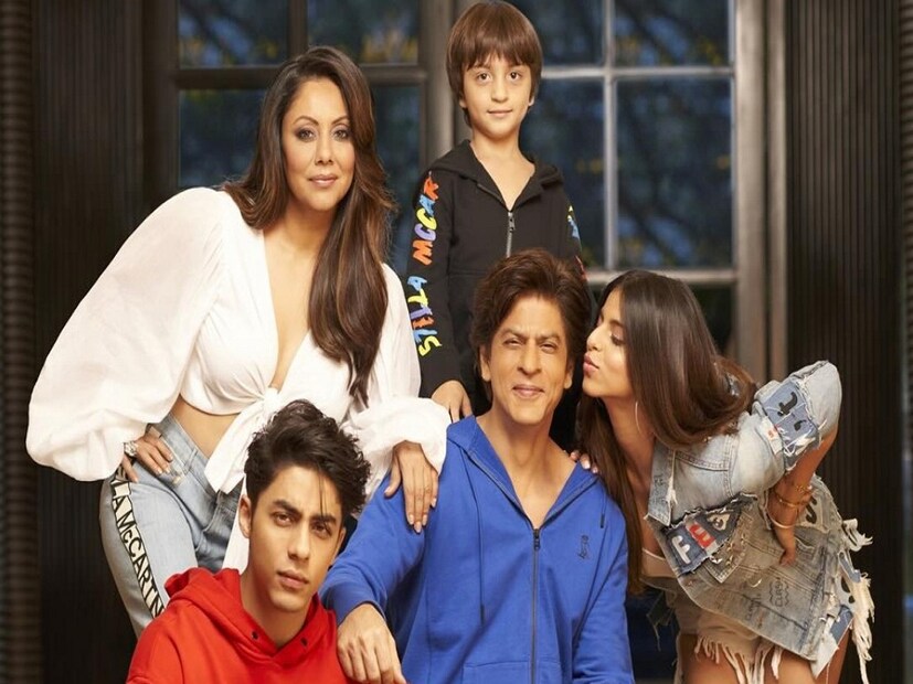 শাহরুখ নাকি গৌরীর পরিবারকে ‘ইমপ্রেস’ করতে প্রথমে সঠিক নামটাও বলেননি। সম্পর্কের প্রায় পাঁচ বছর পর্যন্ত শাহরুখের আসল নাম জানতেন না গৌরীর বাড়ির লোক, সর্বভারতীয় দৈনিকে প্রকাশিত হয়েছিল এমনটাই। ১৯৯১ সালের ২৫ অক্টোবর সাত পাকে বাঁধা পড়লেন তাঁরা। বিয়ের জন্য নিজের স্যুট কেনার পয়সা ছিল না শাহরুখের। ‘রাজু বন গ্যয়া জেন্টলম্যান’ ছবির কস্টিউম ডিজাইনার থেকে স্যুট ভাড়া নিয়েছিলেন তিনি। 