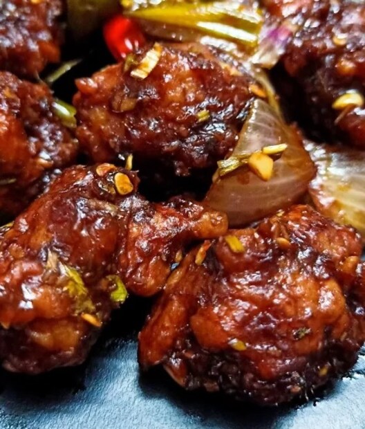 ঝাল মানে ঝাল। চোখ দিয়ে জল গড়াবে, কিন্তু মুখে তৃপ্তির হাসি। এমন রেসিপির কথা বললে সবার আগে মাথায় আসবে ‘চিলি চিকেন’-এর নাম। নাম শুনে চাইনিজ মনে হলেও এর জন্ম কিন্তু বঙ্গের কলকাতায়। হ্যাঁ, চিনা হাত যে কিছুটা আছে সেটা অস্বীকার করা যাবে না। সময়টা ১৮ শতক। ভারতে তখন রাজত্ব করছে ব্রিটিশ ইস্ট ইন্ডিয়া কোম্পানি। কলকাতা তার রাজধানী। চিনের চা এবং রেশম এই পথ ধরেই ব্রিটেনে যেত। Representative Image
