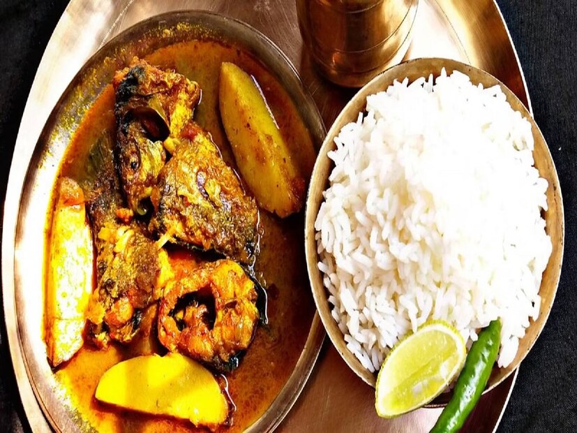 ভিটামিন সি জলে দ্রাব্য ভিটামিন, তাই জলে লেবু রস গুলে খেতে পারেন। আবার ভাতের পাতেও খেতে পারেন তা। ভাত খাওয়ার সময়ে প্রায় সব পদের সঙ্গে লেবু চিপে নিয়ে খান অনেকে, তাতে ক্ষতি নেই বলছেন বিশেষজ্ঞরা। (Disclaimer: এই প্রতিবেদনটি কেবলমাত্র সাধারণ তথ্যের জন্য, তাই বিস্তারিত জানতে হলে সর্বদা বিশেষজ্ঞের পরামর্শ নিন।)