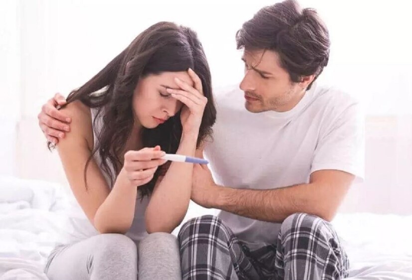 লাইট আইভিএফের কথা বলতে গিয়ে বন্ধ্যাত্ব বিশেষজ্ঞ প্রসেনজিৎ কুমার রায় জানিয়েছেন, প্রচলিত আইভিএফ-এ অনেক ওষুধ ও প্রচুর ইস্ট্রোজেন হরমোন ইঞ্জেকশন প্রয়োগ করে মেয়েদের ডিম্বাশয়ে ১০-১২টি বা তারও বেশি ফলিকল বা ডিম তৈরি করা হয়। তার মধ্যে অন্তত ৫-৬টিকে গবেষণাগারে বিশেষ পদ্ধতিতে নিষিক্ত করে ভ্রূণ প্রস্তুত করা হয়। অন্তত ২-৩টি ভ্রূণকে গর্ভে স্থাপন করা হয়। খরচটা একটু বেশি হয় ।