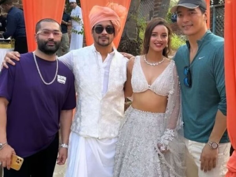 সম্প্রতি একটি অনুষ্ঠানে দেখা গিয়েছিল অভিনেত্রীকে। সেখানেই ওই ব্যবসায়ীর সঙ্গে তাঁর ছবি দেখা যায়। প্রায় সব ছবিতেই নায়িকা উপস্থিত ছিলেন।