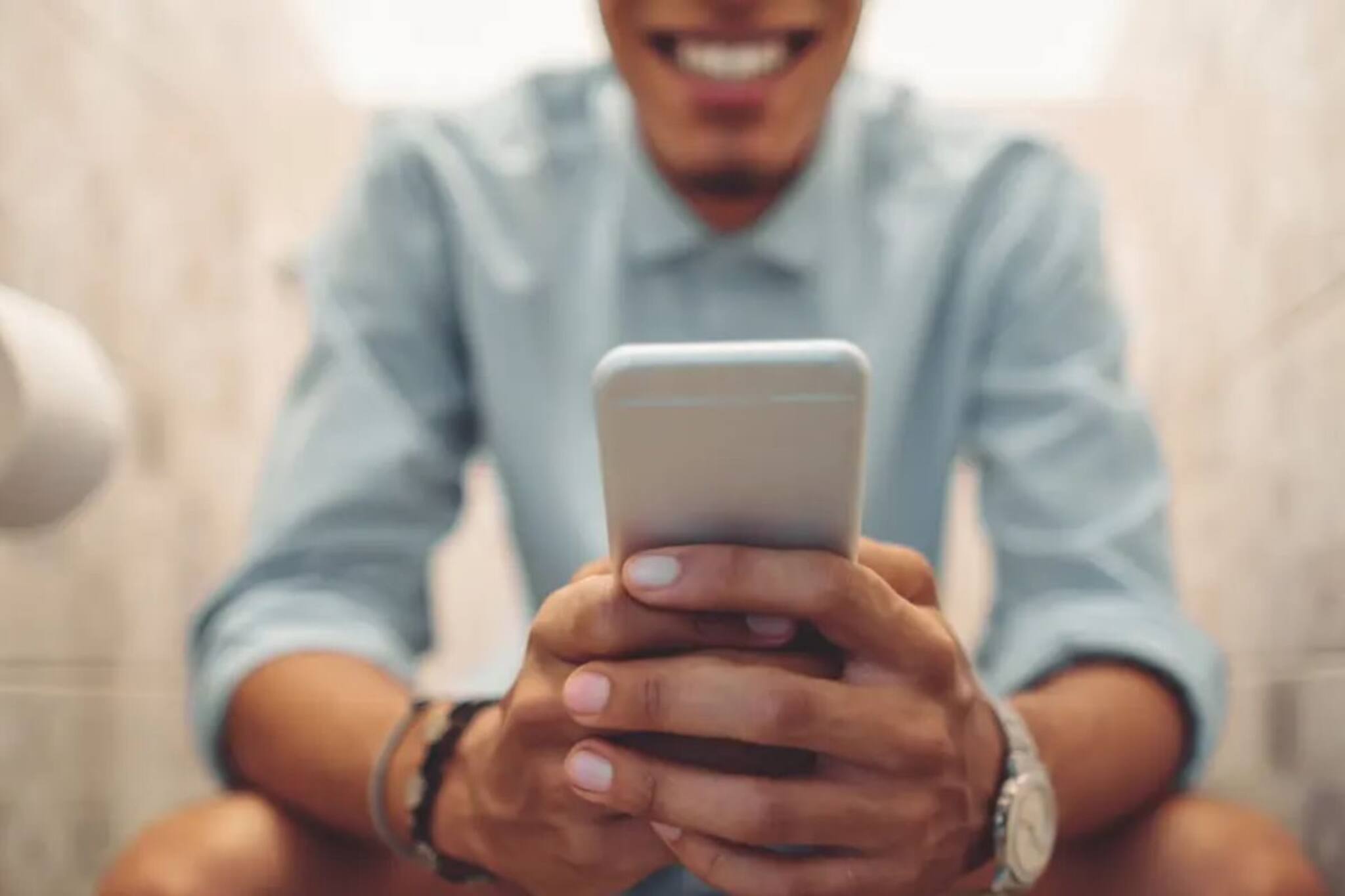 রোজ ফোন নিয়ে টয়লেটে ঢুকছেন? সাবধান! এর ফল হতে পারে মারাত্মক... আপনি জানতেন?