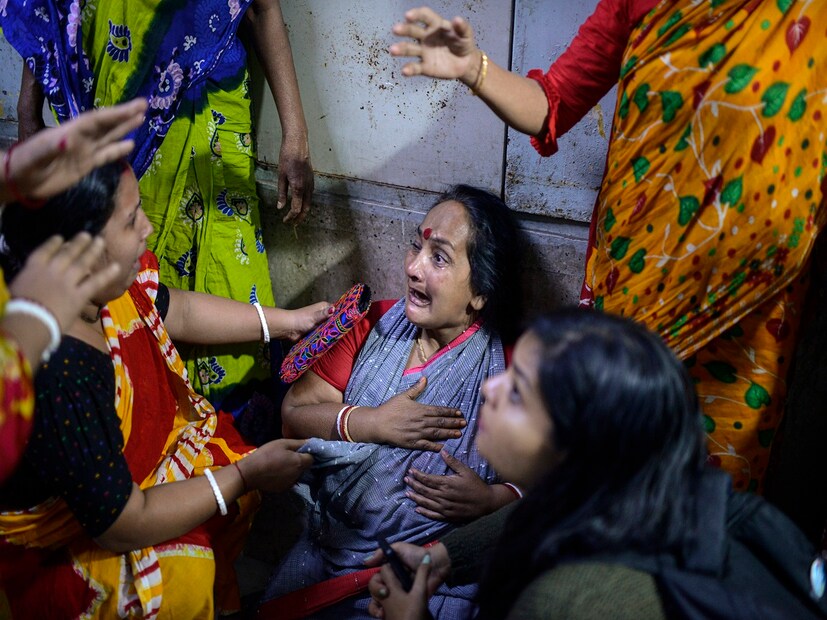 বাংলাদেশ ফায়ার সার্ভিসের কর্মকর্তাদের মতে, বৃহস্পতিবার রাত ৯টা ৫০ নাগাদ বিল্ডিংয়ের প্রথম তলায় একটি রেস্তোরাঁয় আগুন লাগে এবং দ্রুত উপরের তলায় সেই আগুন ছড়িয়ে পড়তে থাকে৷  যেখানে বেশ কয়েকটি রেস্তোরাঁ এবং একটি কাপড়ের দোকান ছিল। Photo- AP 