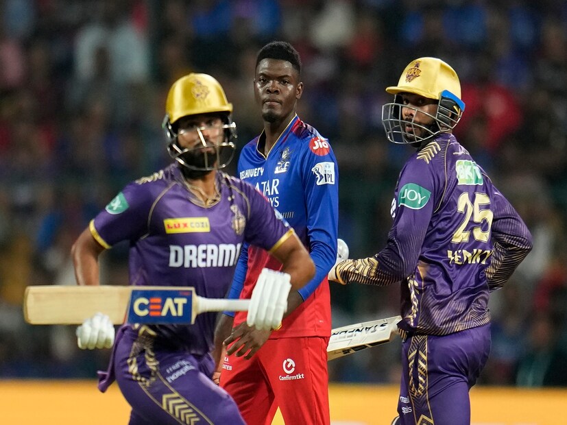 আসলে নাকি দুটি টিম লিস্ট নিয়ে মাঠে নেমেছিলেন কেকেআর অধিনায়ক৷ যেটা তিনি নিজেই জানতেন না৷ একটি দলে নীতিশ রানা ছিলেন এবং একটি লিস্টে অনুকূল রায় ও নীতিশ রানা ছিল৷ তাই যখন তাঁকে টসের পর দল সম্পর্কে জিজ্ঞাসা করা হয় তখন দুটো টিম লিস্ট দেখে একটুর জন্য তুতলে গিয়েছিলেন কেকেআর অধিনায়ক৷ Photo- AP 
