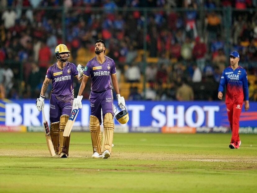 এরপরেই সোশ্যাল মিডিয়ায় ভাইরাল হয়ে যায় এটি৷ কী করে একজন অধিনায়ক টসের সময়ও নিশ্চিতভাবে তাঁর দলে হওয়া পরিবর্তনটি সম্পর্কে জানতেন না৷ কেকেআর ফ্যানরা বলতে থাকেন এতেই বোঝা যাচ্ছে দলের আসল অধিনায়ক কে৷ Photo- AP 