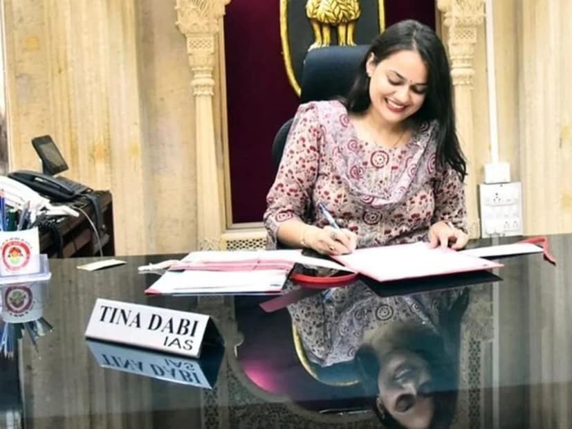 adda247.com-এর দেওয়া তথ্য অনুযায়ী, Indian Administrative Service বা IAS অফিসারেরা যখন প্রথম চাকরিতে যোগদান করেন, তাঁদের বেসিক পে হয় ৫৬, ১০০টাকা৷ এর সঙ্গে যুক্ত হয় TA, DA, এবং HRA৷ 