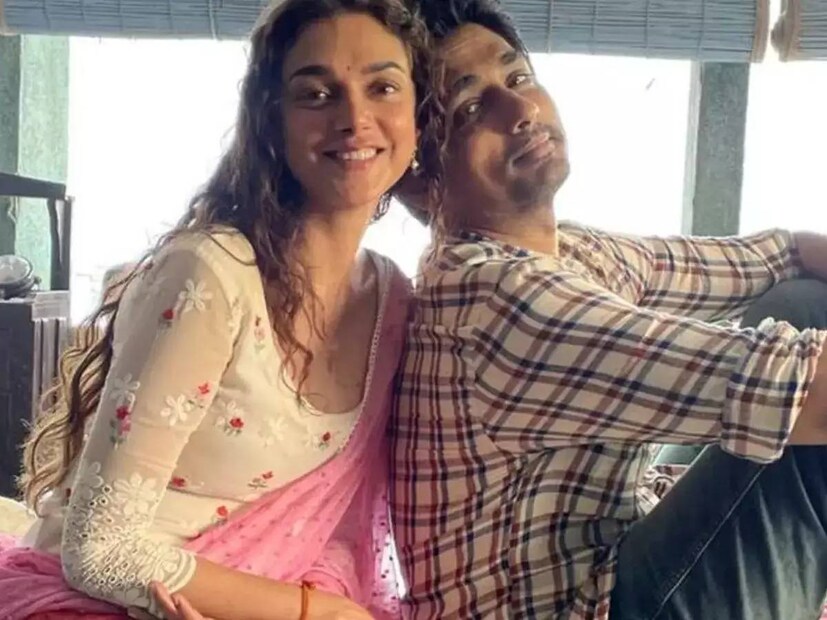 ভারতীয় সিনেমার জগত পেল নতুন দম্পতি। মন্দিরে গিয়ে চুপিসারে বিয়ে সারলেন বলিউড অভিনেত্রী অদিতি রাও হায়দরি। পাত্র, দক্ষিণী ছবির নায়ক সিদ্ধার্থ। ‘রং দে বসন্তী’র তারকা সিদ্ধার্থ এবং ‘জুবিলি’ সিরিজে প্রসেনজিৎ চট্টোপাধ্যায়ের স্ত্রীর ভূমিকায় অভিনয় করা দুই তারকার এই খবরে উচ্ছ্বসিত সকলেই।