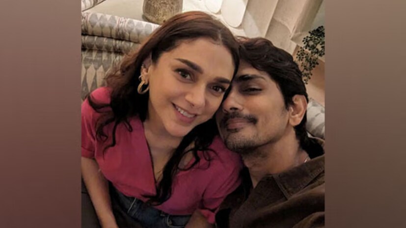 সে রাজ্যের একাধিক সূত্রের দাবি, আজই মিস্টার এবং মিসেস হিসাবে প্রথম ছবি শেয়ার করবেন তারকারা। সেই ছবি দেখার জন্য অধীর আগ্রহে অপেক্ষা করছেন ভক্তরা।