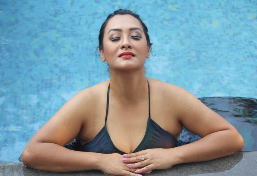 গরমকাল তো প্রায় চলেই এল। এই সময় ত্বকের যত্ন নেওয়া আবশ্যক। বাজারে বিভিন্ন রকম স্কিনকেয়ার প্রডাক্ট পাওয়া যায়। আর প্রত্যেকটাই নিখুঁত নিদাগ ত্বকের প্রতিশ্রুতি দেয়। অথচ গরমকালে ত্বকের যেটা সবথেকে প্রয়োজন, সেটা হল সতেজতা। তাই গ্রীষ্মকালীন স্কিনকেয়ার সংক্রান্ত কিছু টিপস সম্পর্কে আলোচনা করে নেওয়া যাক। Model: Angel Gurung