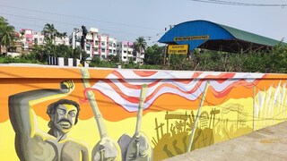 তুলির টানে বদলে গেল স্টেশনের নোংরা দেওয়াল