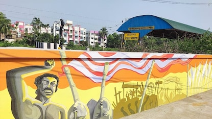 তুলির টানে বদলে গেল স্টেশনের নোংরা দেওয়াল তুলির টানে বদলে গেল স্টেশনের নোংরা দেওয়াল