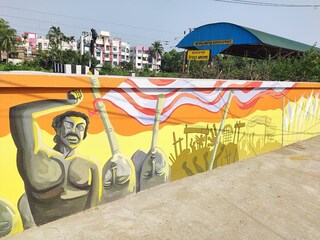 তুলির টানে বদলে গেল স্টেশনের নোংরা দেওয়াল