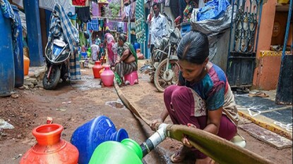 বেঙ্গালুরু জুড়ে জলের জন্য হাহাকার৷ ছবি- পিটিআই বেঙ্গালুরু জুড়ে জলের জন্য হাহাকার৷ ছবি- পিটিআই