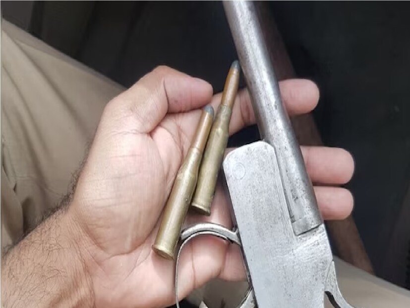 ঘটনাটি লখিমপুর খেরির ধৌরাহারা থানা এলাকার। এই এলাকা লখিমপুর খেড়ির গঞ্জার নামে পরিচিত। নদী ও বনে ঘেরা এই এলাকার ভৌগোলিক অবস্থানের কারণে বিভিন্ন সময়ে এখানে অপরাধীরা লুকিয়ে থাকে৷  এই এলাকাতেই ঘর্ঘরা নদীর তীরে খাগিয়া ব্রিজের কাছে কুখ্যাত অপরাধী রহিস নির্জন এলাকায় অবৈধ অস্ত্র তৈরির কারখানা চালাচ্ছিল।