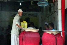 বলুন তো কেন লাল কাপড়েই মোড়া থাকে সব বিরিয়ানির হাড়ি? কারণটা জানলে চোখ কপালে উঠবে