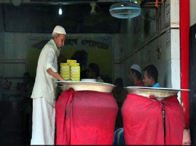 ওয়াজেদ আলি শাহ-র হাত ধরে কলকাতায় প্রথম বিরিয়ানির প্রবেশ আর একেবারেই ভিনদেশী এই পদটাকে মন-প্রাণ দিয়ে ভালবেসে ফেলল আপামর বাঙালি! লম্বা-লম্বা চালের ভাত, তুলতুলে মাংস আর নধর একখানা আলু… উফফ একেই কি কয় স্বর্গসুখ! কিন্তু একটা জিনিস লক্ষ্য করেছেন, বিরিয়ানি তা সে যেমনই হোক, মটন, চিকেন, আন্ডা, আলু বা ভেজ…বিরিয়ানির পাত্রটি প্রায় সব দোকানেই একটা লাল কাপড়ে মোড়া থাকে। কিন্তু লাল কাপড়েই কেন মোড়া থাকে? অন্য কোনও রং-এর কাপড়ে নয় কেন?